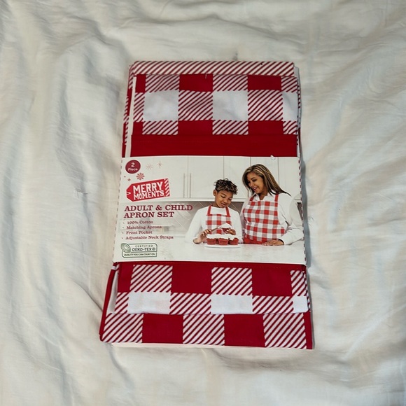 Merry Moments Adult & Child Apron Set - Picture 1 of 3